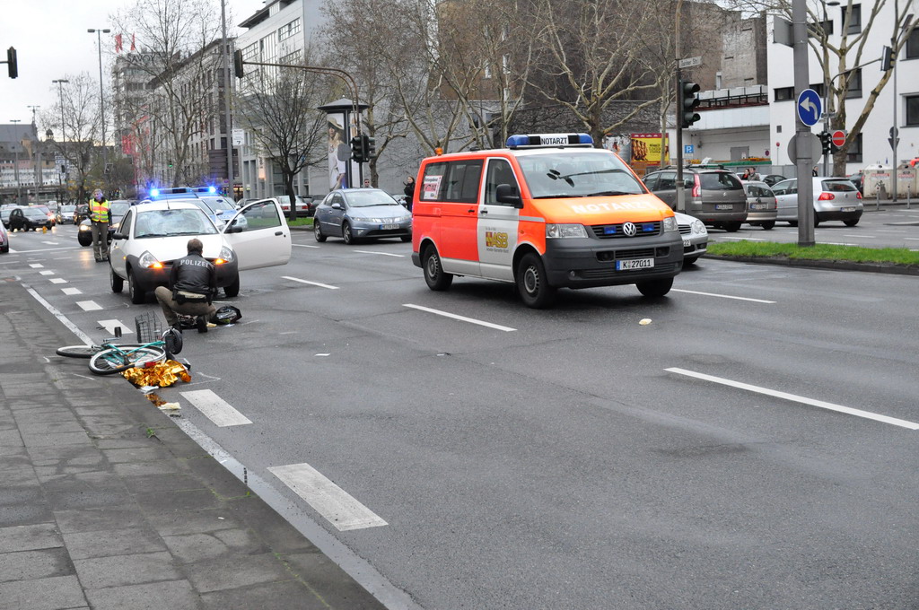 VU PKW gegen Rad Koeln Turinerstr P09.JPG